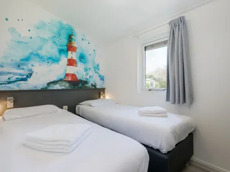 Restyled Chalet with Dishwasher, Near the Sea, on Texel