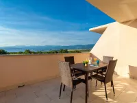 오미살의 아파트먼트, 바닷가 근처 오미살즈 호텔