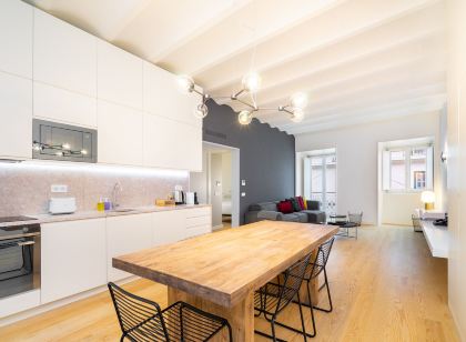 LS48 Prime Location Upscale Apartment