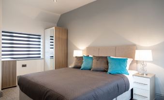 4 Bed - Sleeps 6 - Private Garden - Free Parking
