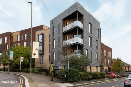 Premium 2 Bed Flat Near Colindale Station