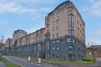 RiverView-2Br-Sleeps4-CityCentre-Parking-FastWiFi