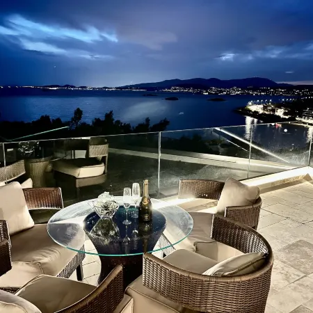 Luxurious 2-Bed Sea-Side Apartment in Saronida
