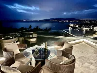 Luxurious 2-Bed Sea-Side Apartment in Saronida