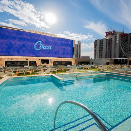 Circa Resort & Casino - Adults Only Отели рядом с достопримечательностью «Пешеходная торгово-развлекательная аллея Фремонт-Экспириенс»
