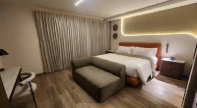 Expo Satelite 2750 Hotel & Suites