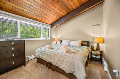 Alpine Court Chalet 4 Bedroom Home Hotels in Chittenden