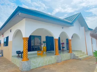 Nana's Holiday Let Hotels near Container