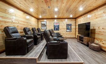 Splash of Gatlinburg 6 Bedroom Cabin by RedAwning