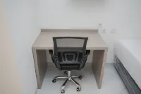 Sky House BSD公寓內設備齊全，設計整潔的工作室 Cisauk住宿飯店