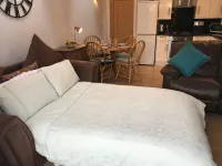 Cozy Lodge Sleeps 4 in Barton-Upon-Humber Hotels in Barton-upon-Humber