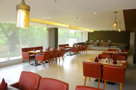 Tulip Arena Hotel Club Event by Sgl Отели рядом со станцией Raipur Junction Railway Station Bus Stop