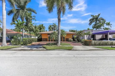 Miabella of Hollywood 3 Bedroom Home by RedAwning