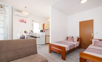 Cozy Apartment Marija with Garden