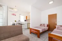 帶花園的舒適公寓Marija Camping Strasko附近的飯店