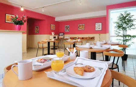 Séjours & Affaires Orléans Jeanne d'Arc Отели в г. Шеси