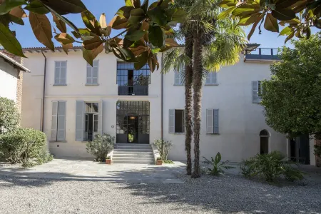 Dandelion Como Suites & Park Отели в г. Uggiate con Ronago