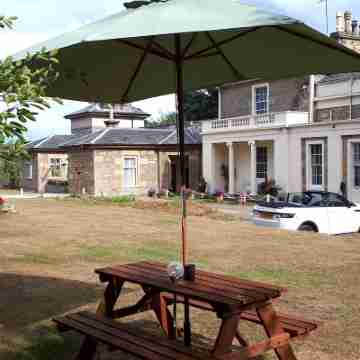East Wing Apartment in Elgin Hotel Exterior