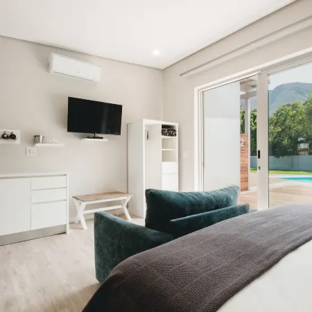A Riverbed Guesthouse