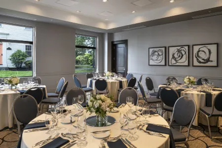 Residence Inn Portsmouth Downtown/Waterfront Отели рядом с достопримечательностью «St. John's Episcopal Church»