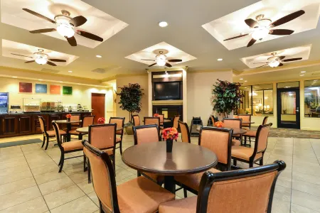 Comfort Suites Near Mcas Beaufort Отели рядом с достопримечательностью «Spanish Moss Trail»