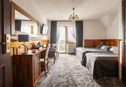 1. 사델스키 드보르..