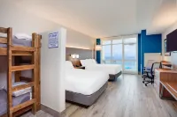 Holiday Inn Express & Suites Panama City Beach - Beachfront Các khách sạn gần Student Breaks