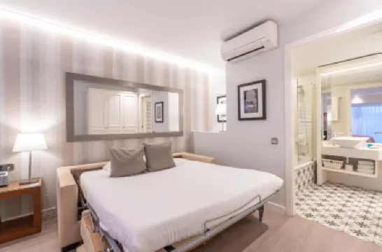 Serennia Fira Gran Via Exclusive Rooms Hotels near El Poble Espanyol