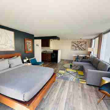 Contemporary Waikiki Beach Condo with Rooftop Pool, Superb Shopping and Dinning Rooms