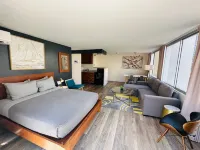 Contemporary Waikiki Beach Condo with Rooftop Pool, Superb Shopping and Dinning