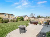 Spacious Home with new Hot tub I Fire pit I BBQ Hotels near Clovis Botanical Garden