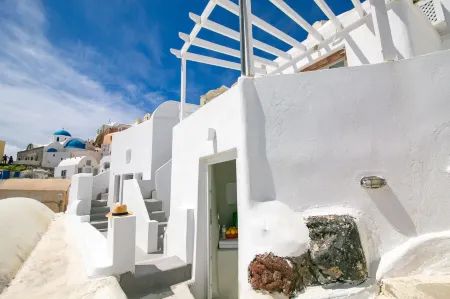 White Cave House Отели рядом с достопримечательностью «Тирасия»