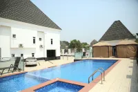 PoshLux Executive Hotel - piscina