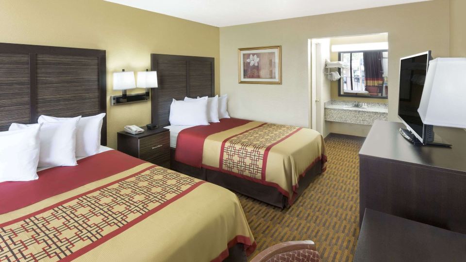 Days Inn by Wyndham Columbus-North Fort Moore