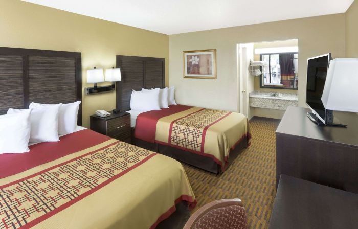 Days Inn by Wyndham Columbus-North Fort Moore