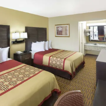 Days Inn by Wyndham Columbus-North Fort Moore
