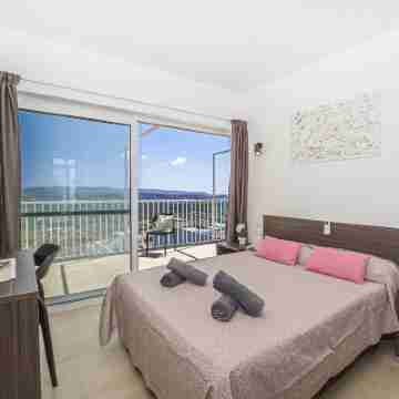 Summer Breeze Penthouse with Large Terrace and Hot Tub by Getaways Malta Rooms