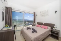 Summer Breeze Penthouse with Large Terrace and Hot Tub by Getaways Malta