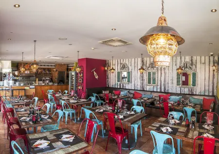 Mareta Beach - Boutique Bed & Breakfast Отели рядом с достопримечательностью «Praia da Cordoama»