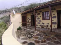 House Sleeps6-Parking-Garden-Pool in Summer-Pet Hotels in Comarca Centro