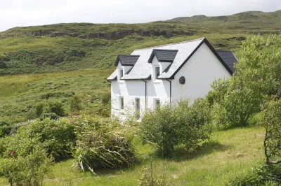 Luxury Apartment in absolutely stunning seafront location, Isle of Skye. Hotels near Claigan Coral Beach