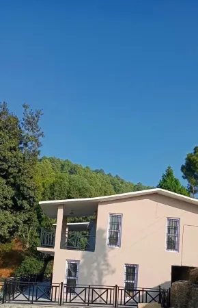 White Hills Cottage Отели рядом с достопримечательностью «Golu Devta temple»