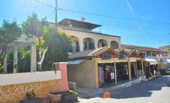 Holiday Apartments Yannis on Agios Gordios Beach in Corfu