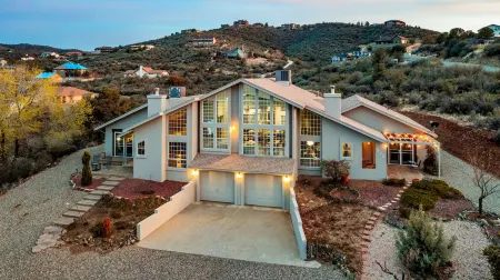 New Luxury Prescott Lynx B B 4k ft2 Sleeps 22 Отели в г. Дьюи-Гумбольдт