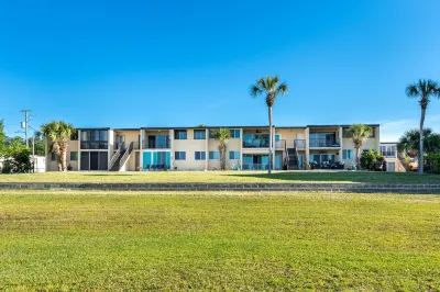 Sea Palm 1D is a 2 Br 1 Bath That is Pet Friendly and Sleeps 6 by RedAwning