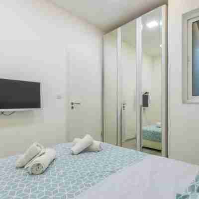 Seafront Designer Bliss in Central St Julian's Rooms