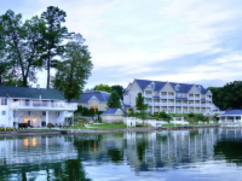 Bay Pointe Inn Hotels in Barry County