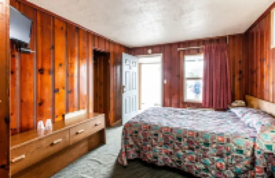 โรงแรม Autzen Inn