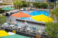 Hotel Grand Chancellor Adelaide - مسبح