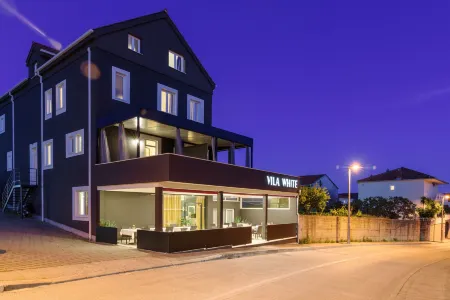 Hotel Vila White Отели в г. Трогир